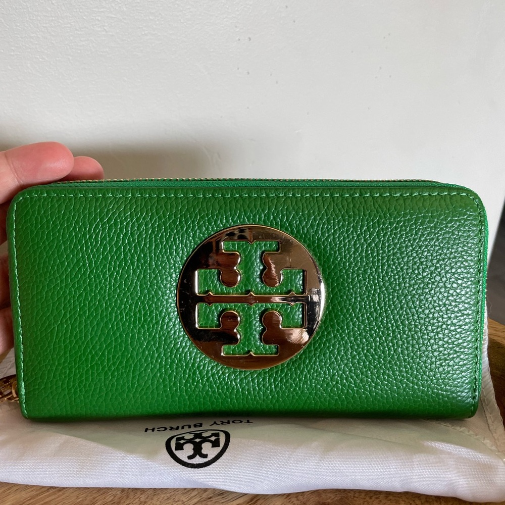 Tory Burch Front Round Gold Metal Emblem Continental wallet.